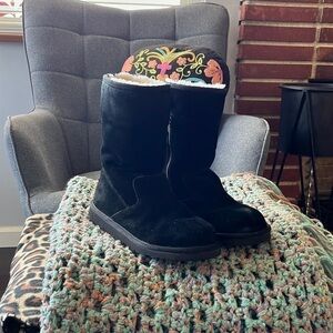 UGGs size 5 ladies mid calf leather zipper boots.  Great condition.  Wear on toe